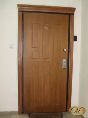 Дверь изготовлена по индивидуальному проекту из массива ценных пород дерева, использованы декоративные резные элементы, высокопрочная фурнитура, итальянские ЛКМ.