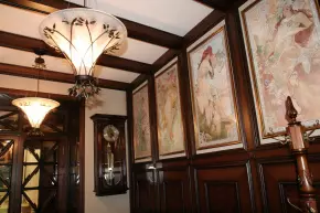 Роскошный интерьер выполнен из массива ценных пород дерева