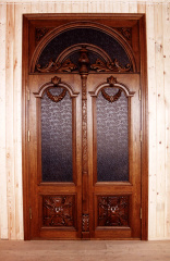 Дверь изготовлена из массива дерева по индивидуальному проекту