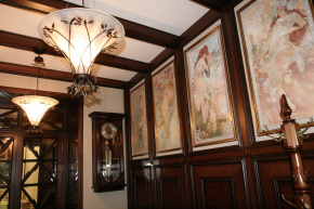 Роскошный интерьер выполнен из массива ценных пород дерева